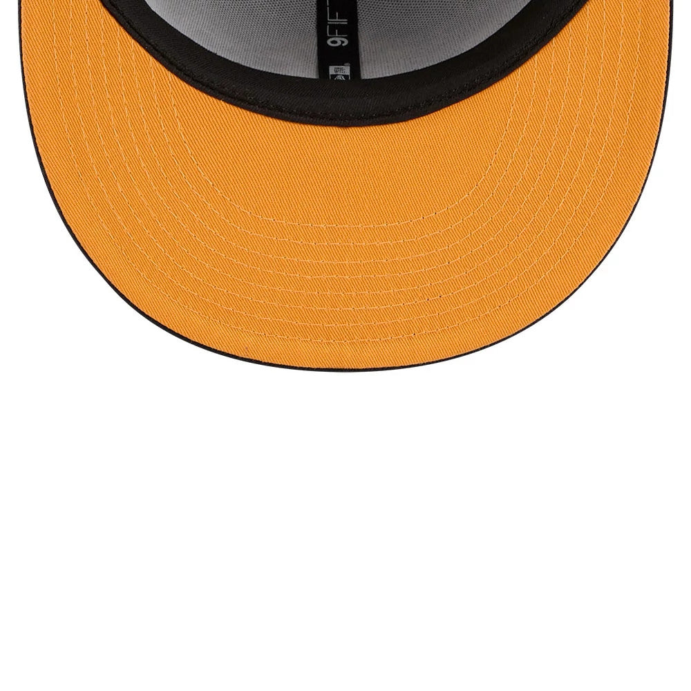 Pictured is this MLB X Looney Tunes Daffy Duck New York Yankees 9FIFTY Snapback Adjustable cap in navy. 2