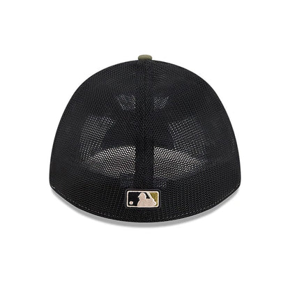 Pictured is this MLB Armed Forces Day 2026 New York Mets 39THIRTY M-Crown Stretch Fit cap in green. 4