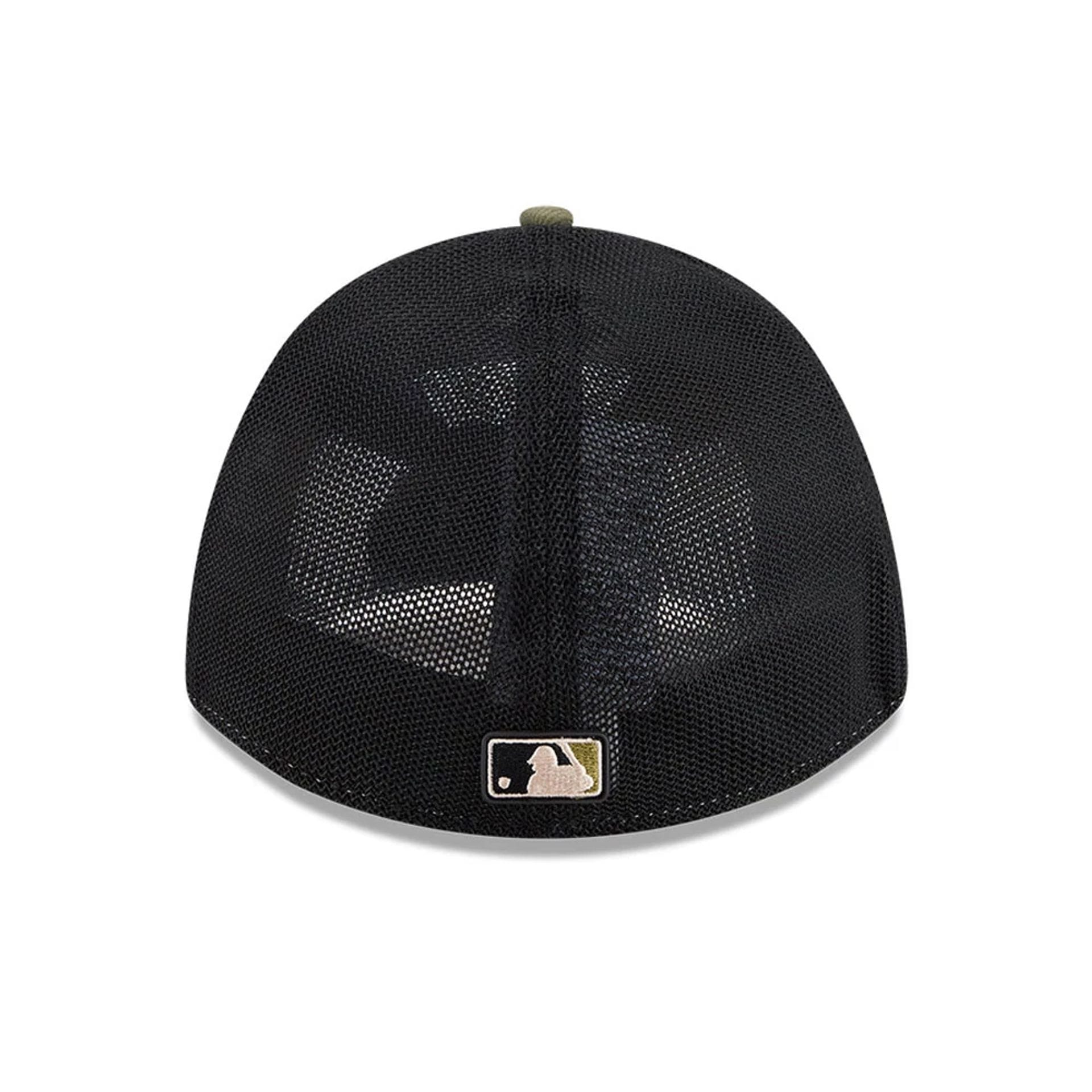 Pictured is this MLB Armed Forces Day 2026 Atlanta Braves 39THIRTY M-Crown Stretch Fit cap in green. 6