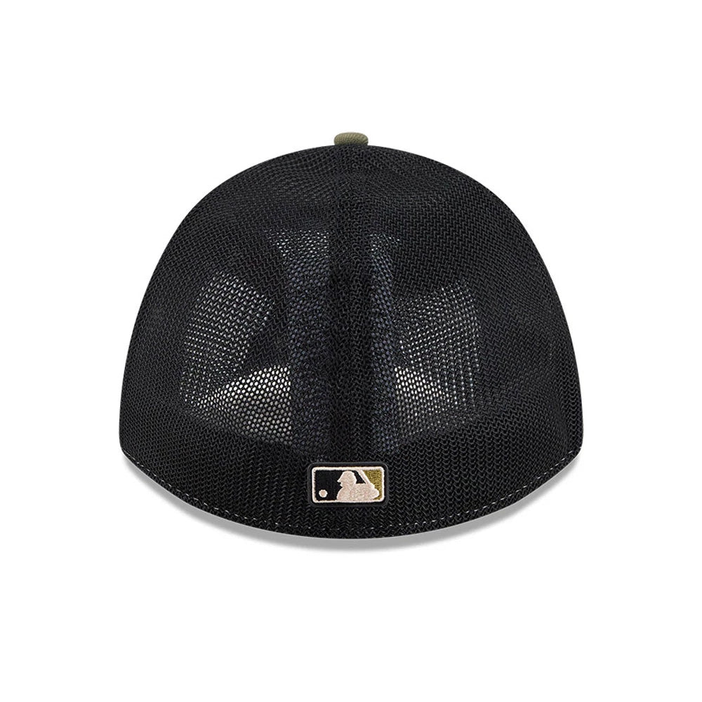 Pictured is this MLB Armed Forces Day 2026 Boston Red Sox 39THIRTY M-Crown Stretch Fit cap in green. 6
