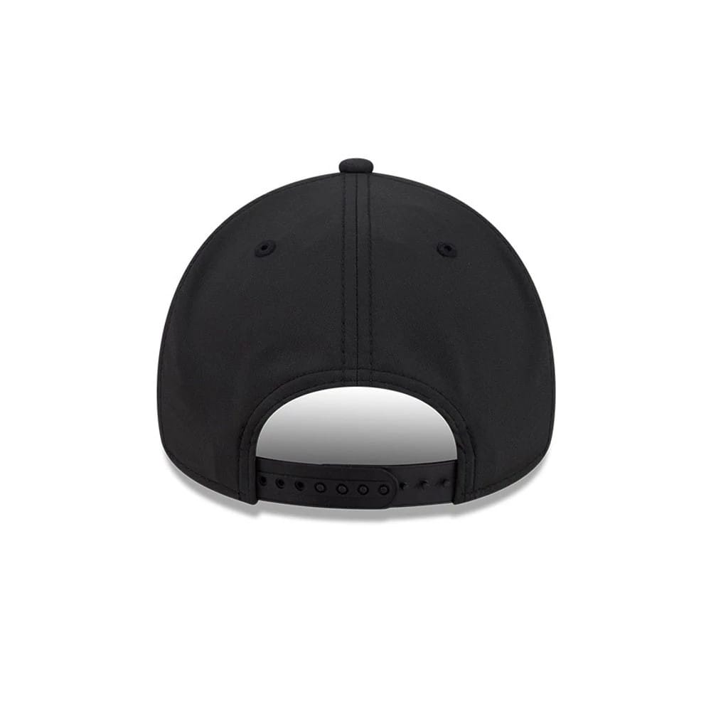 Pictured is this NHL Quickstrike LA Kings 9FORTY Apex cap in black. 4