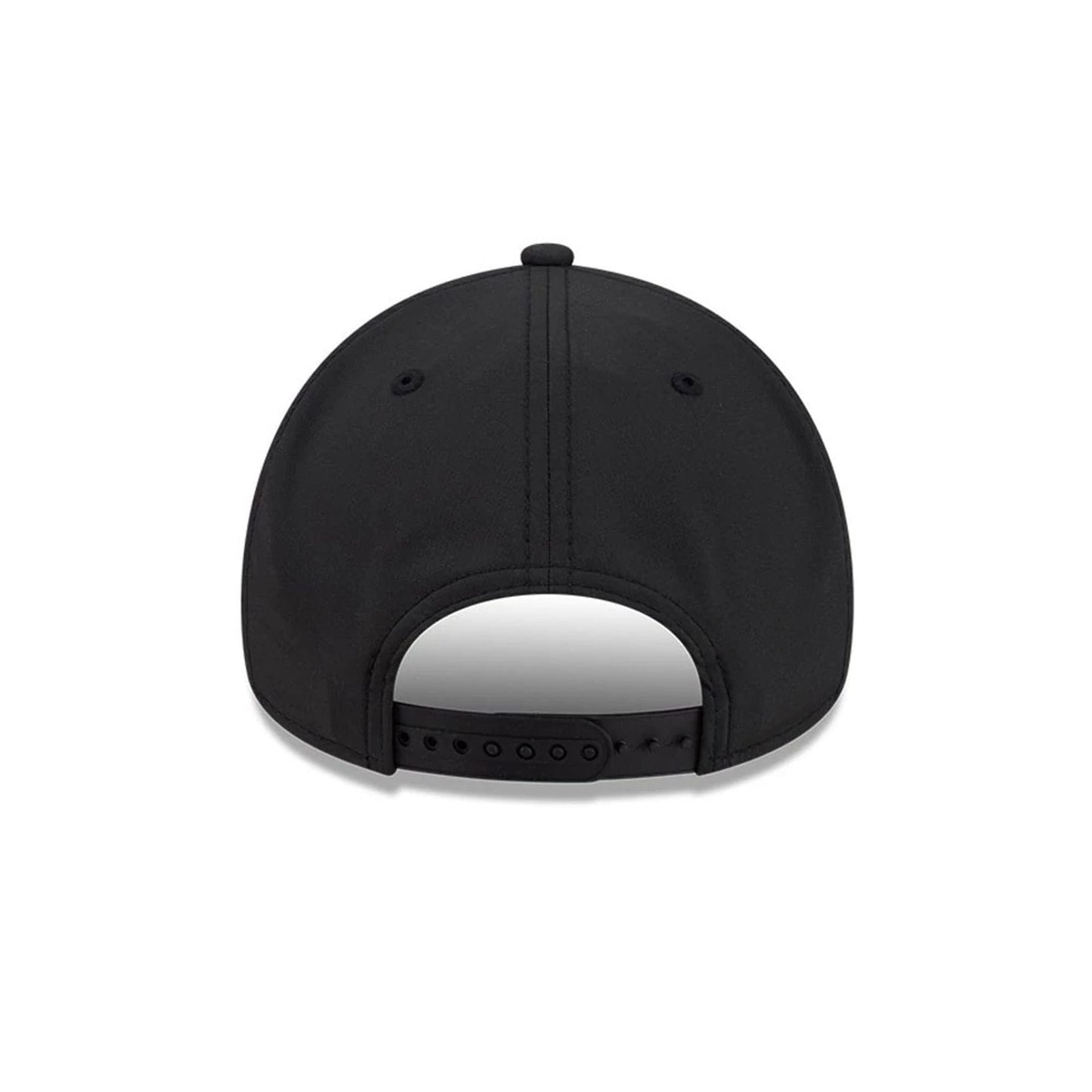 Pictured is this NHL Quickstrike LA Kings 9FORTY Apex cap in black. 4