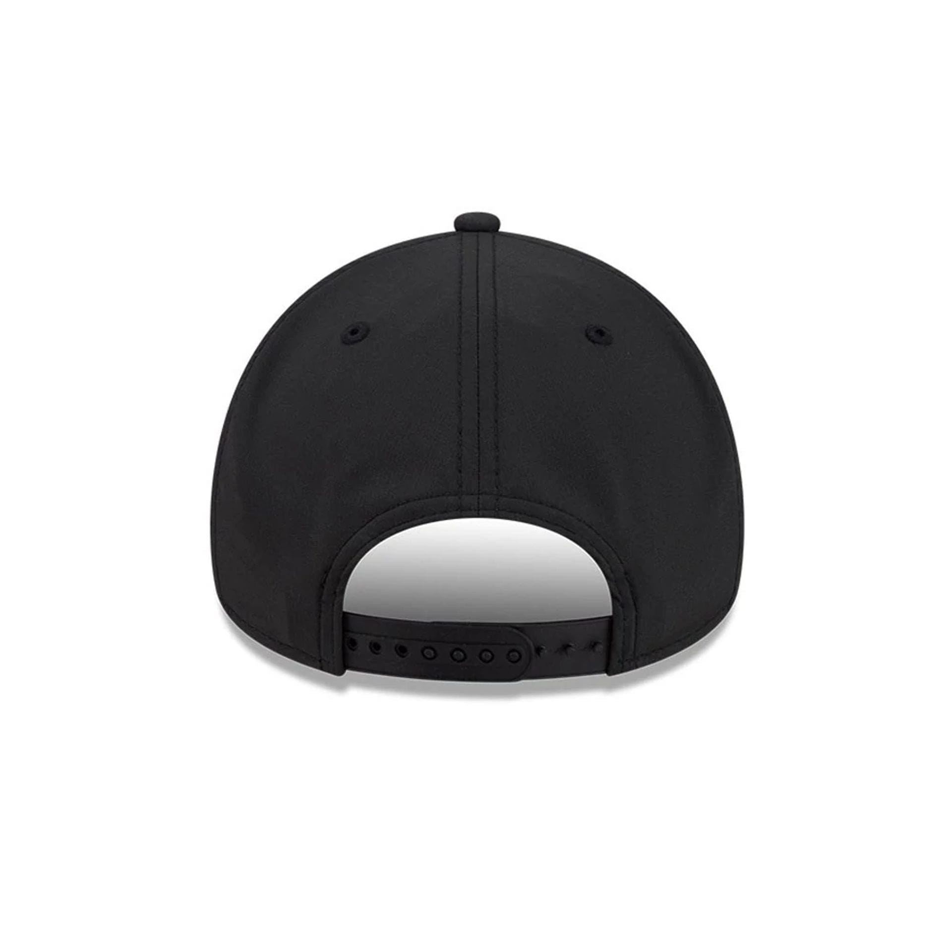 Pictured is this NHL Quickstrike LA Kings 9FORTY Apex cap in black. 4