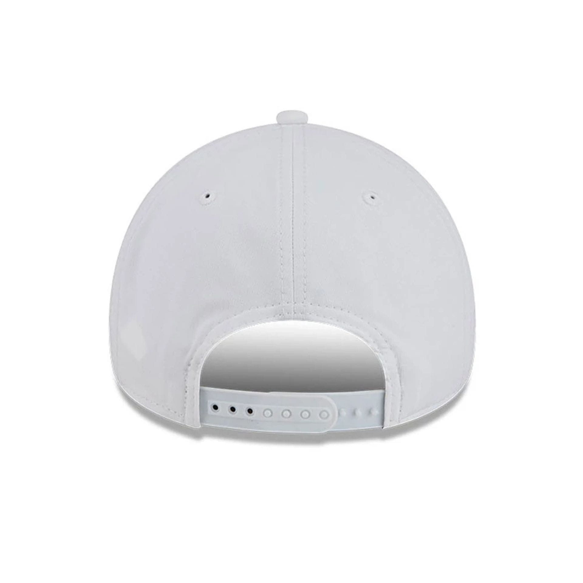 Pictured is this NHL Quickstrike LA Kings 9FORTY Apex cap in white. 4