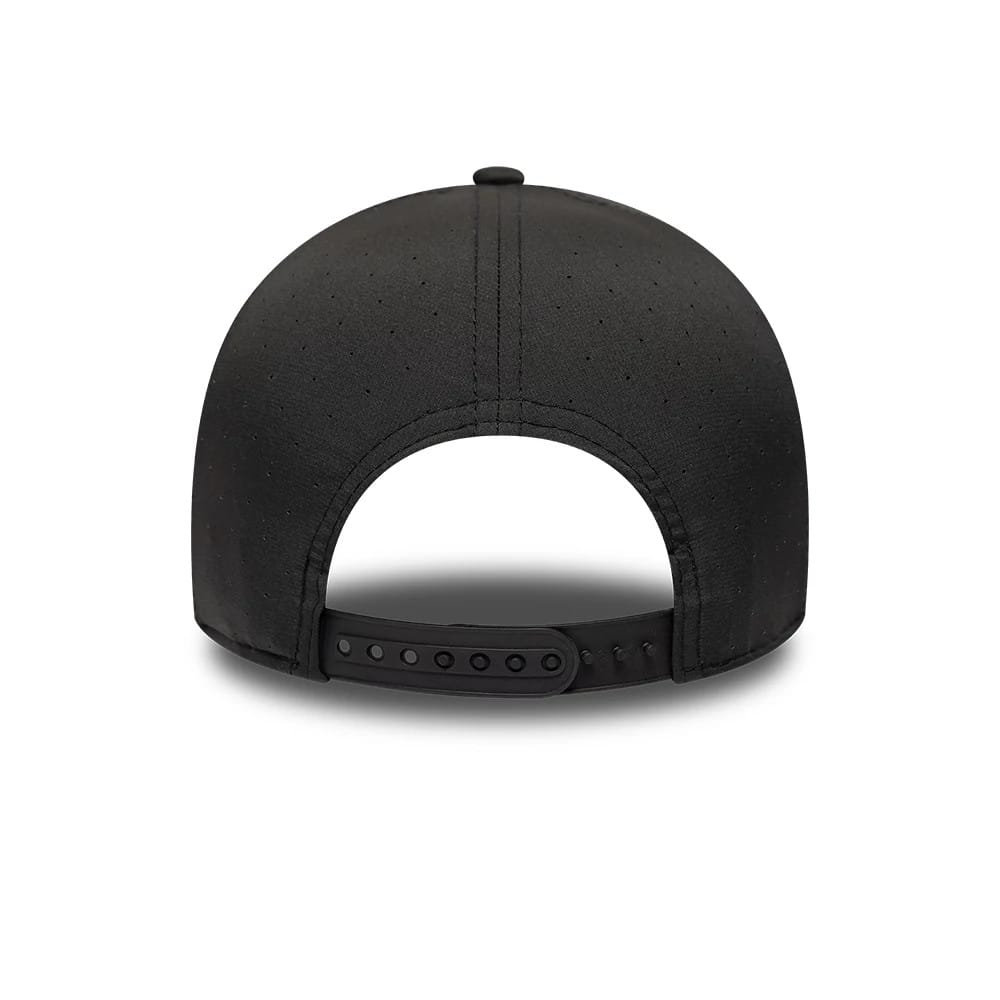 Pictured is this NHL Quickstrike LA Kings 9FORTY Apex cap in black. 6