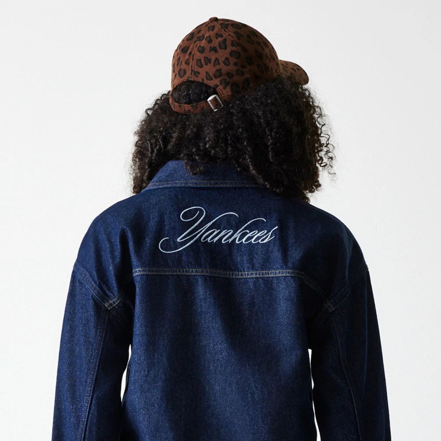 The model is wearing this Womens MLB Denim New York Yankees Jacket in dark blue. 5