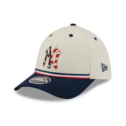 Pictured is this MLB 4th Of July 2026 New York Yankees 39THIRTY M-Crown Stretch Fit cap in Cream. 3