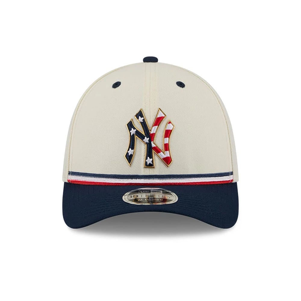 Pictured is this MLB 4th Of July 2026 New York Yankees 39THIRTY M-Crown Stretch Fit cap in Cream. 2