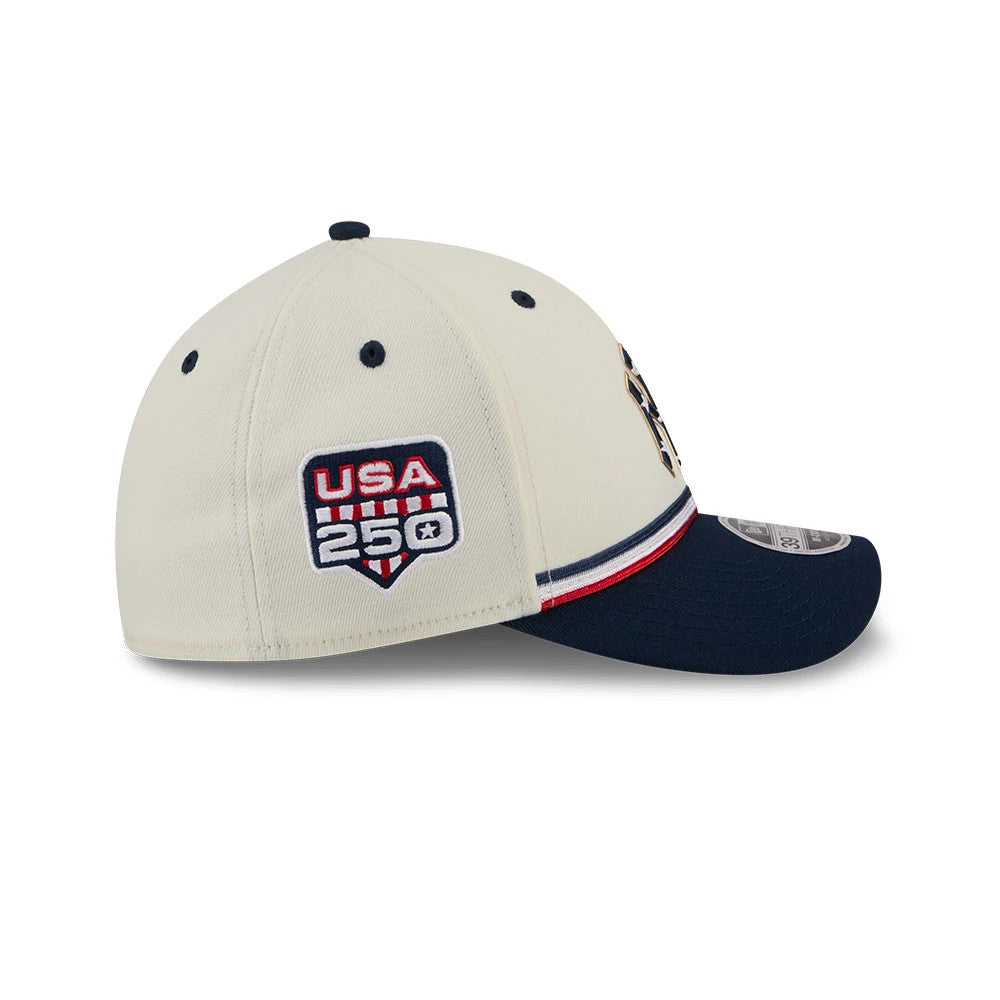 Pictured is this MLB 4th Of July 2026 New York Yankees 39THIRTY M-Crown Stretch Fit cap in Cream. 4