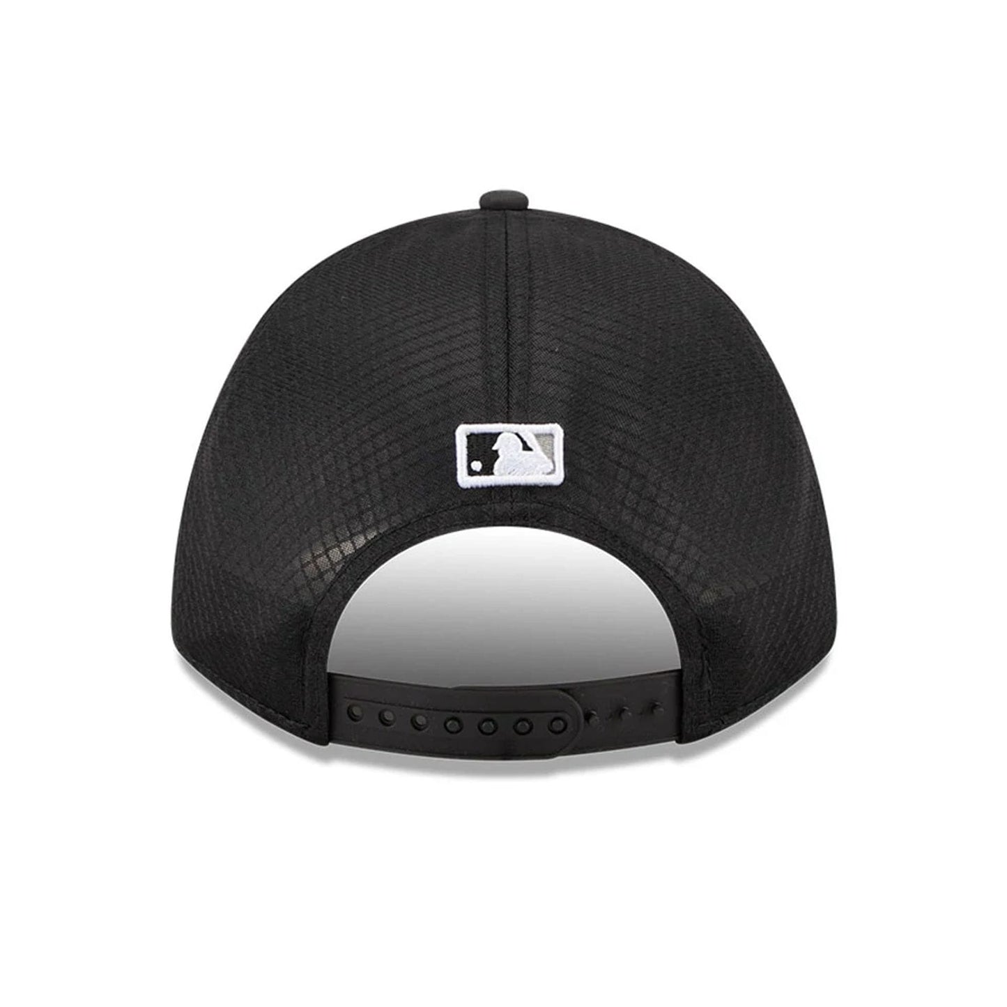 Pictured is this MLB Batting Practice 2026 Chicago White Sox 9FORTY M-Crown A-Frame Adjustable cap in black. 4