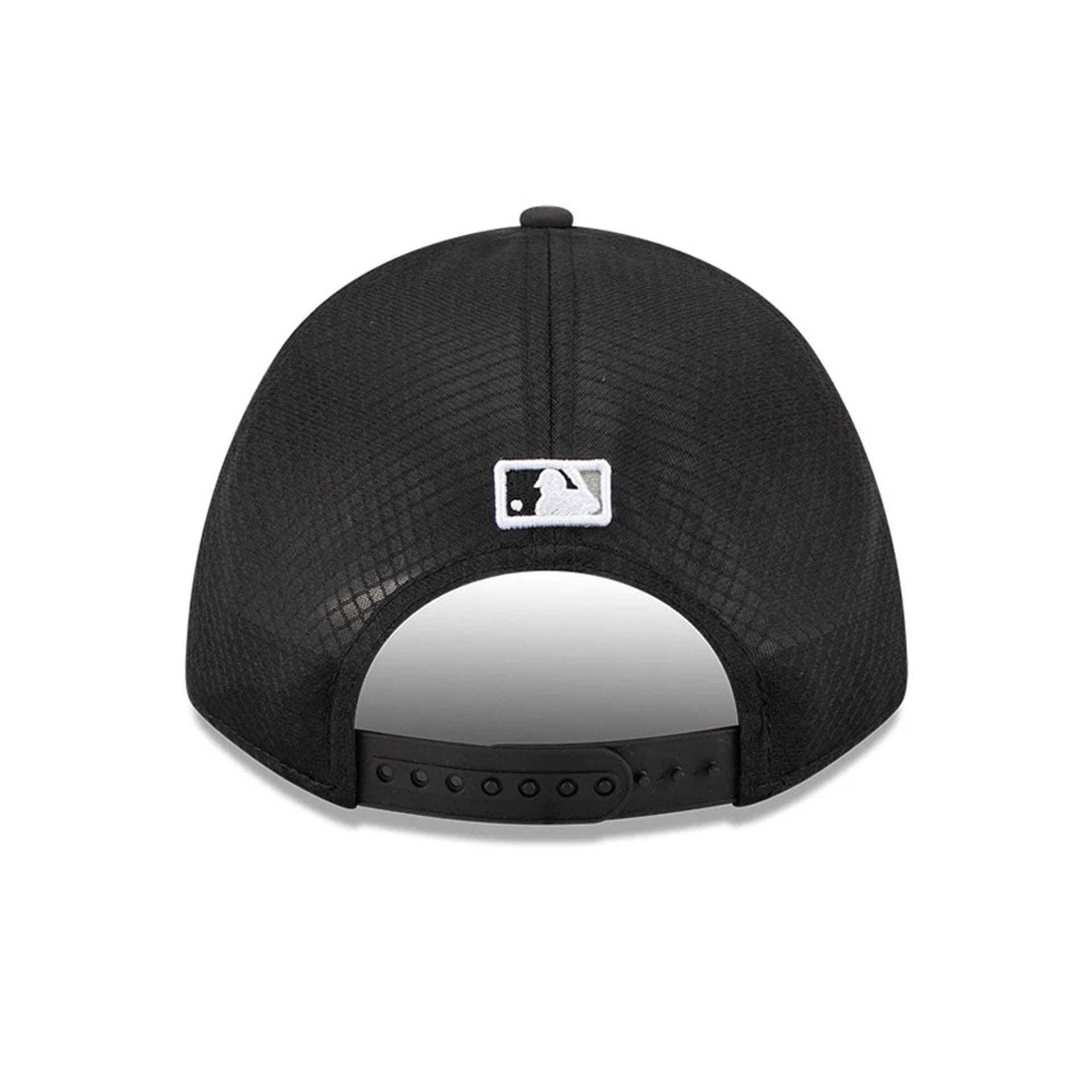 Pictured is this MLB Batting Practice 2026 Chicago White Sox 9FORTY M-Crown A-Frame Adjustable cap in black. 4