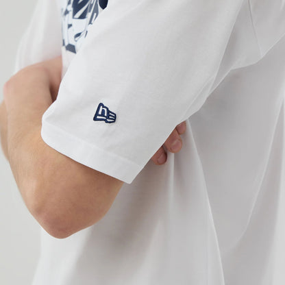 The model is wearing this NBA London Game 2026 Memphis Grizzlies Oversized T-Shirt in white. 7