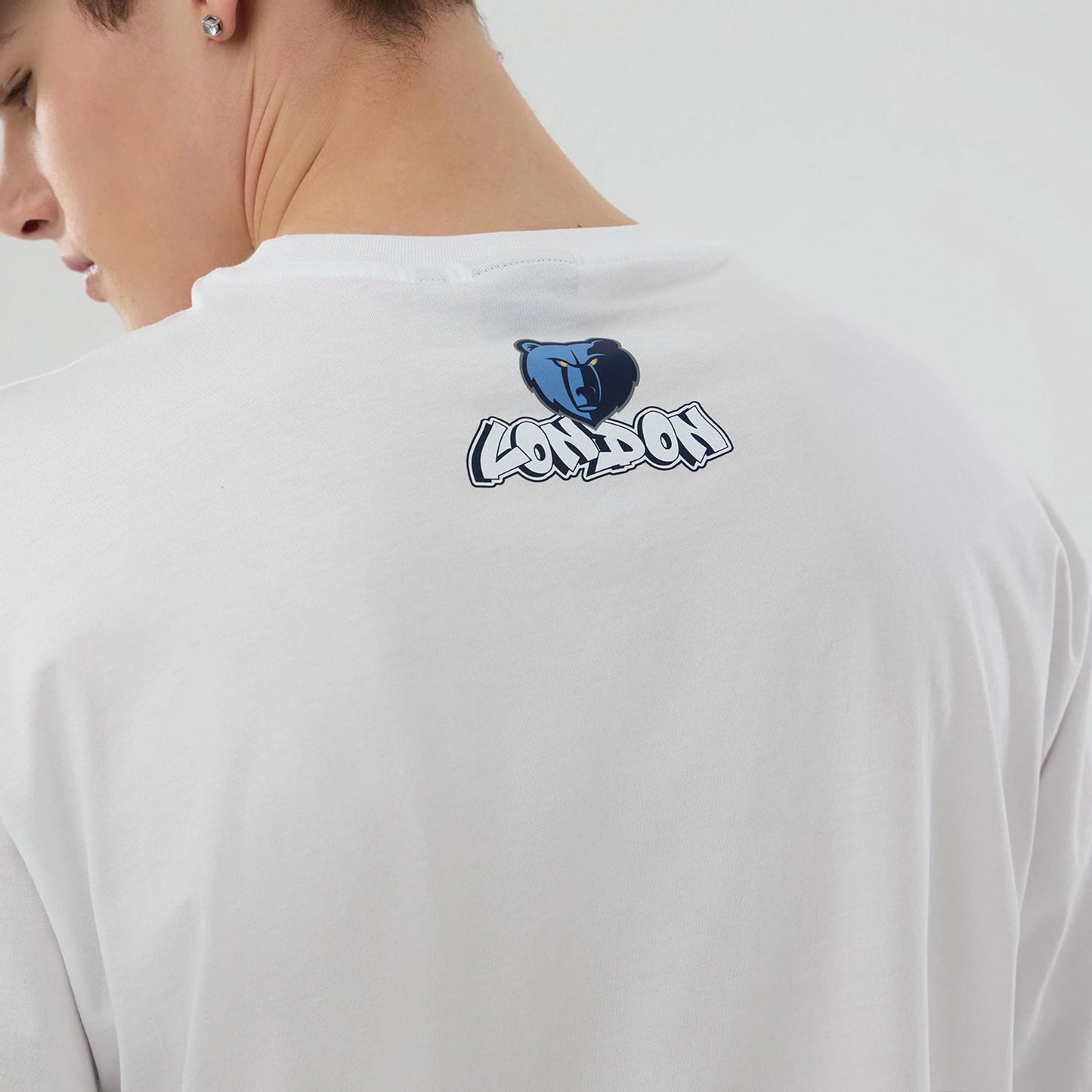 The model is wearing this NBA London Game 2026 Memphis Grizzlies Oversized T-Shirt in white.  5