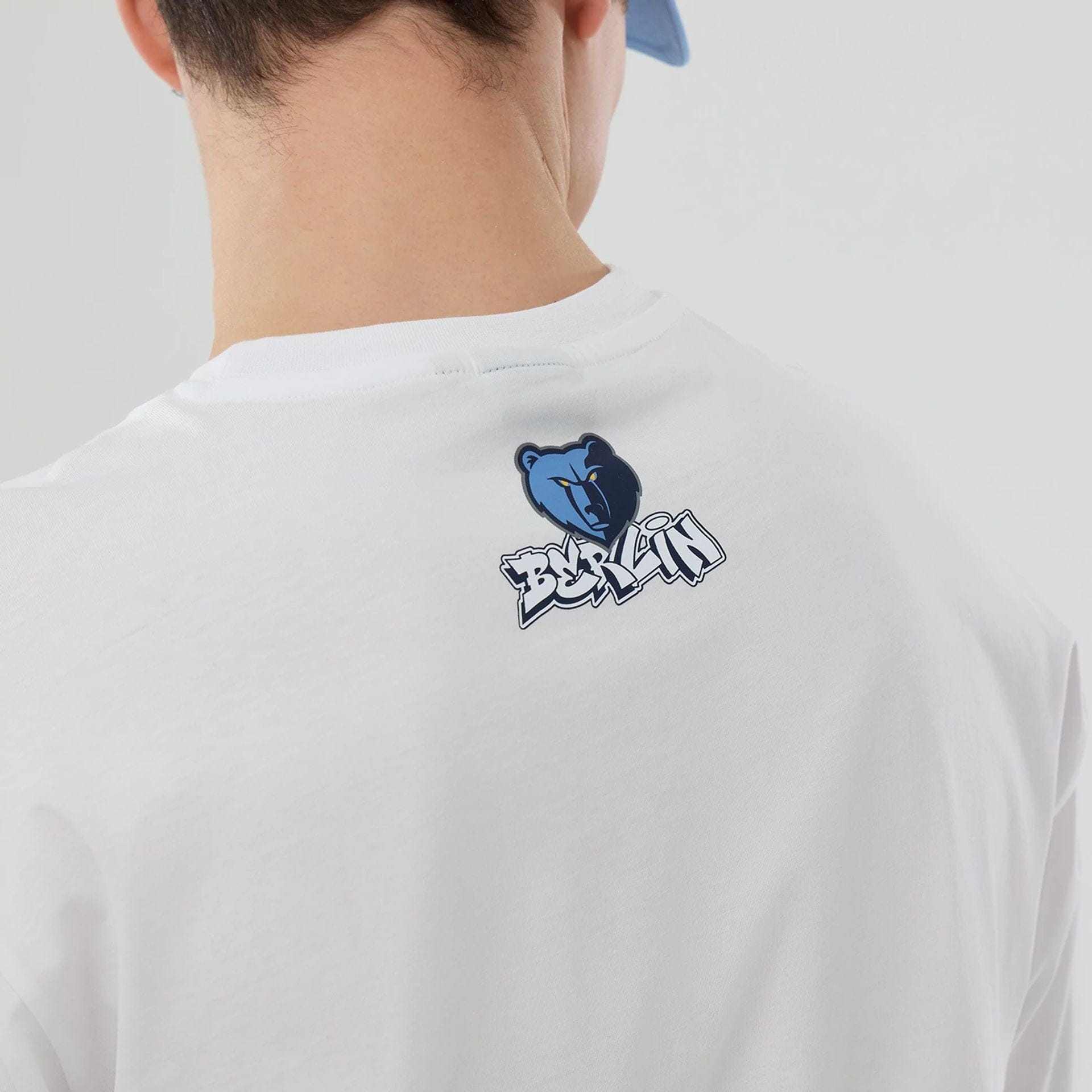 The model is wearing this NBA London Game 2026 Memphis Grizzlies Oversized T-Shirt in white. 4