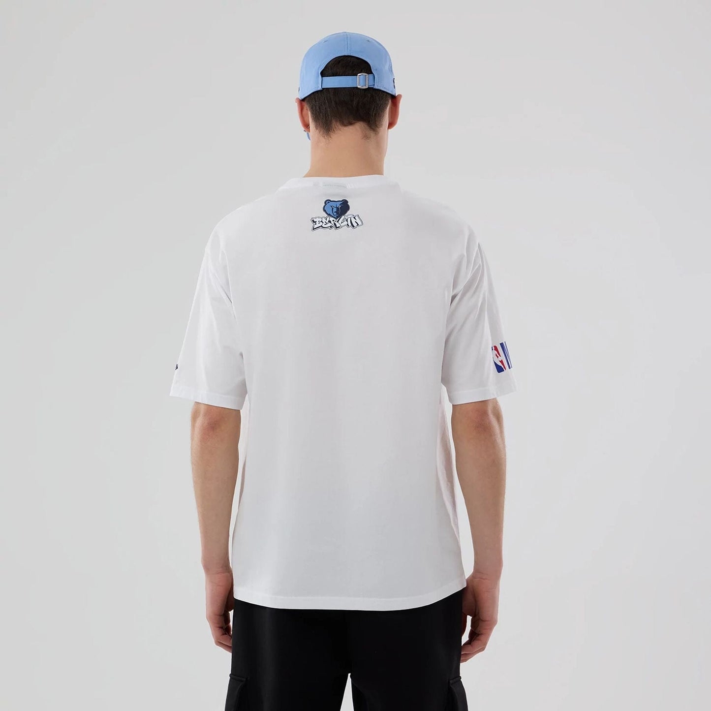The model is wearing this NBA London Game 2026 Memphis Grizzlies Oversized T-Shirt in white. 2