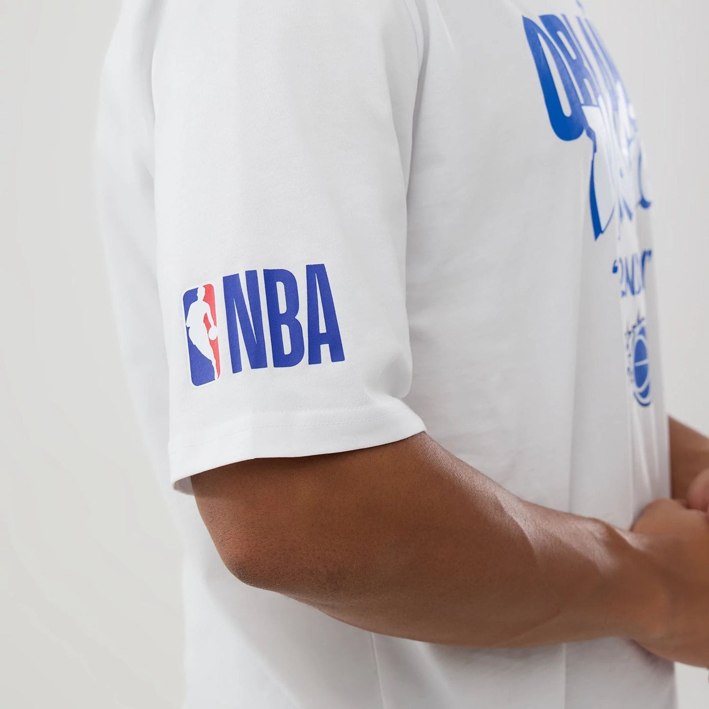 The model is wearing this NBA London Game 2026 Orlando Magic Oversized T-Shirt in white. 3