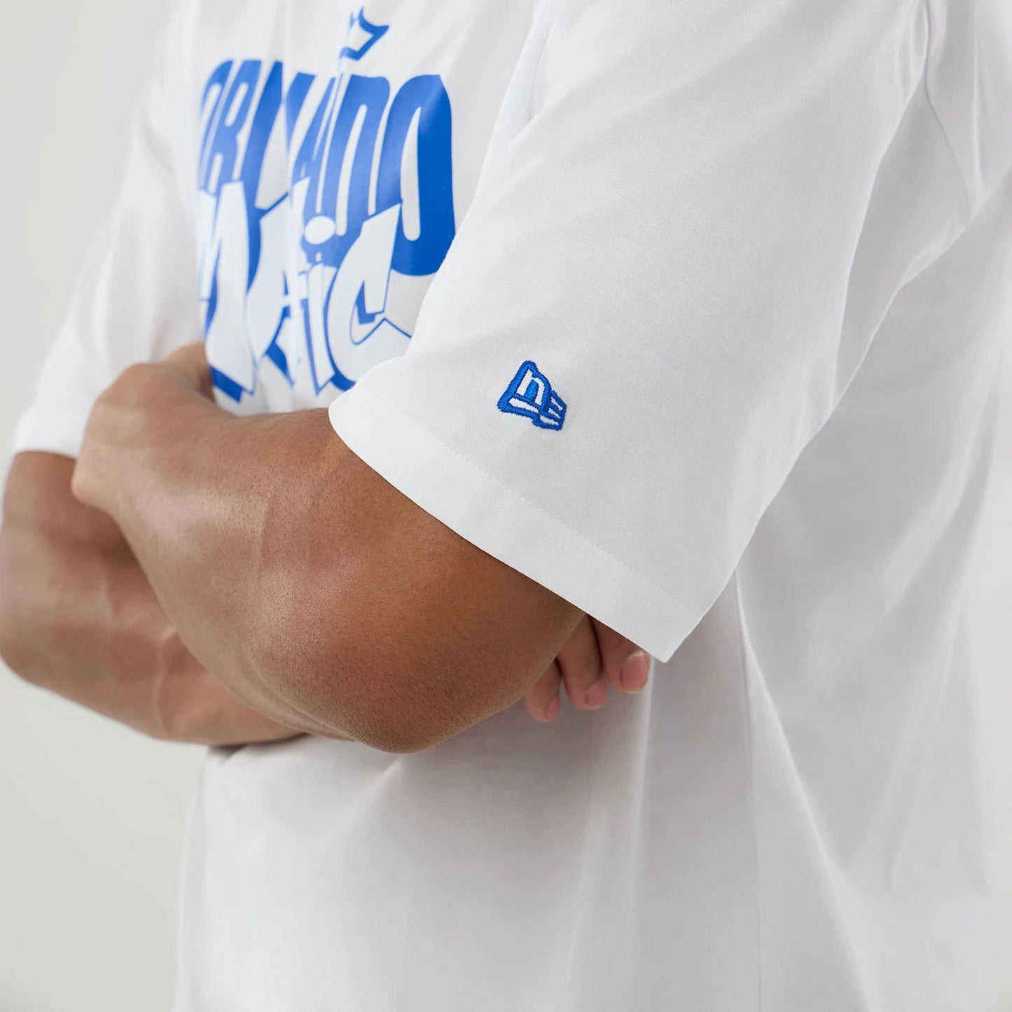 The model is wearing this NBA London Game 2026 Orlando Magic Oversized T-Shirt in white. 5