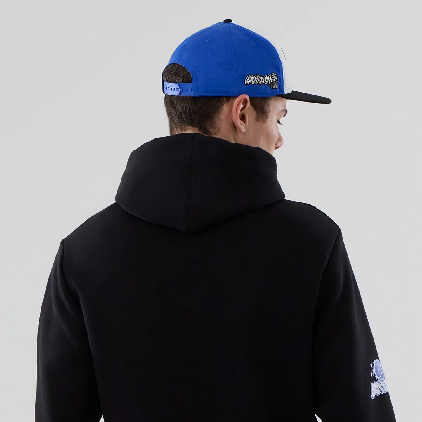 The model is wearing this NBA London Game 2026 Orlando Magic Pullover Hoodie in black. 7