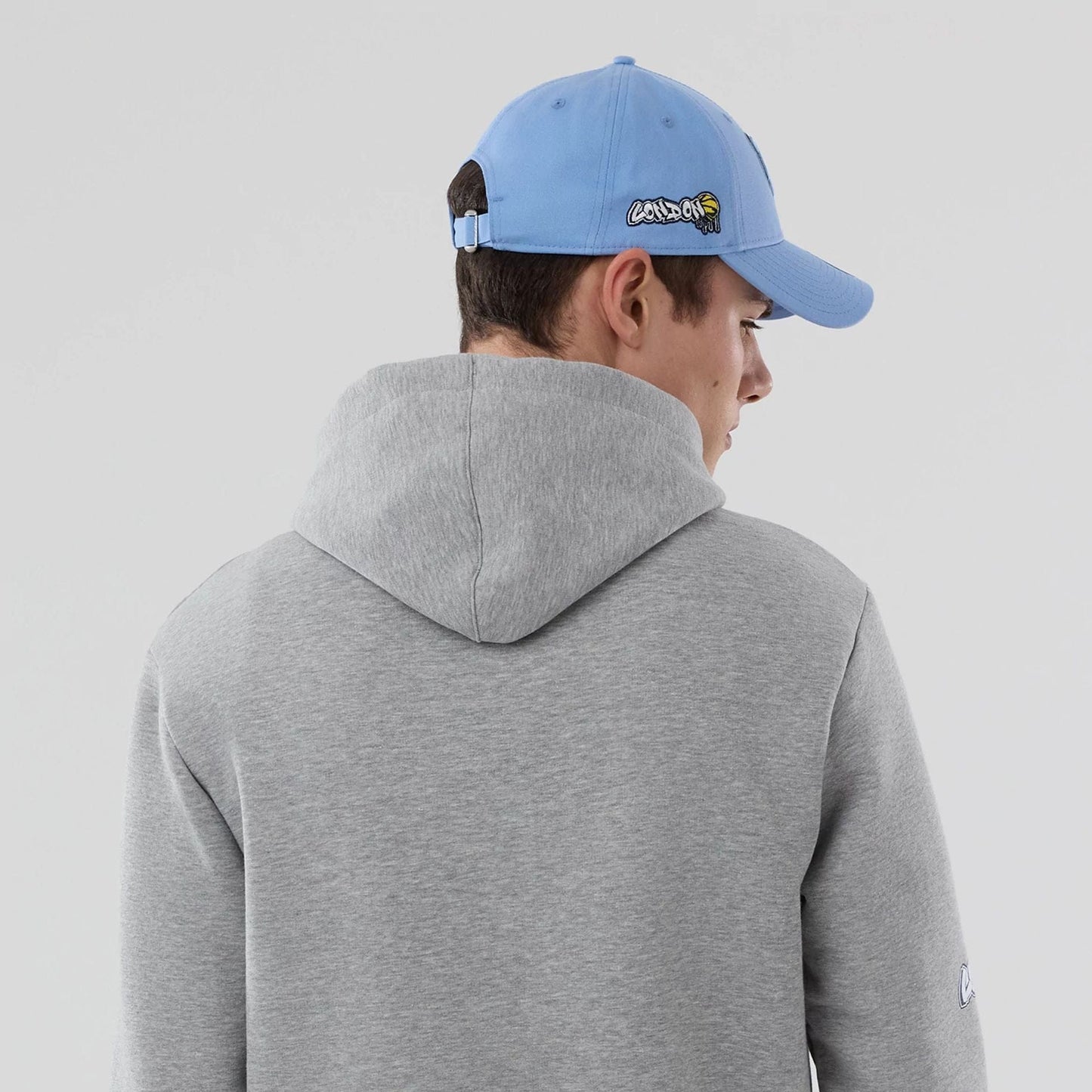 The model is wearing this NBA London Game 2026 Memphis Grizzlies Pullover Hoodie in grey. 6