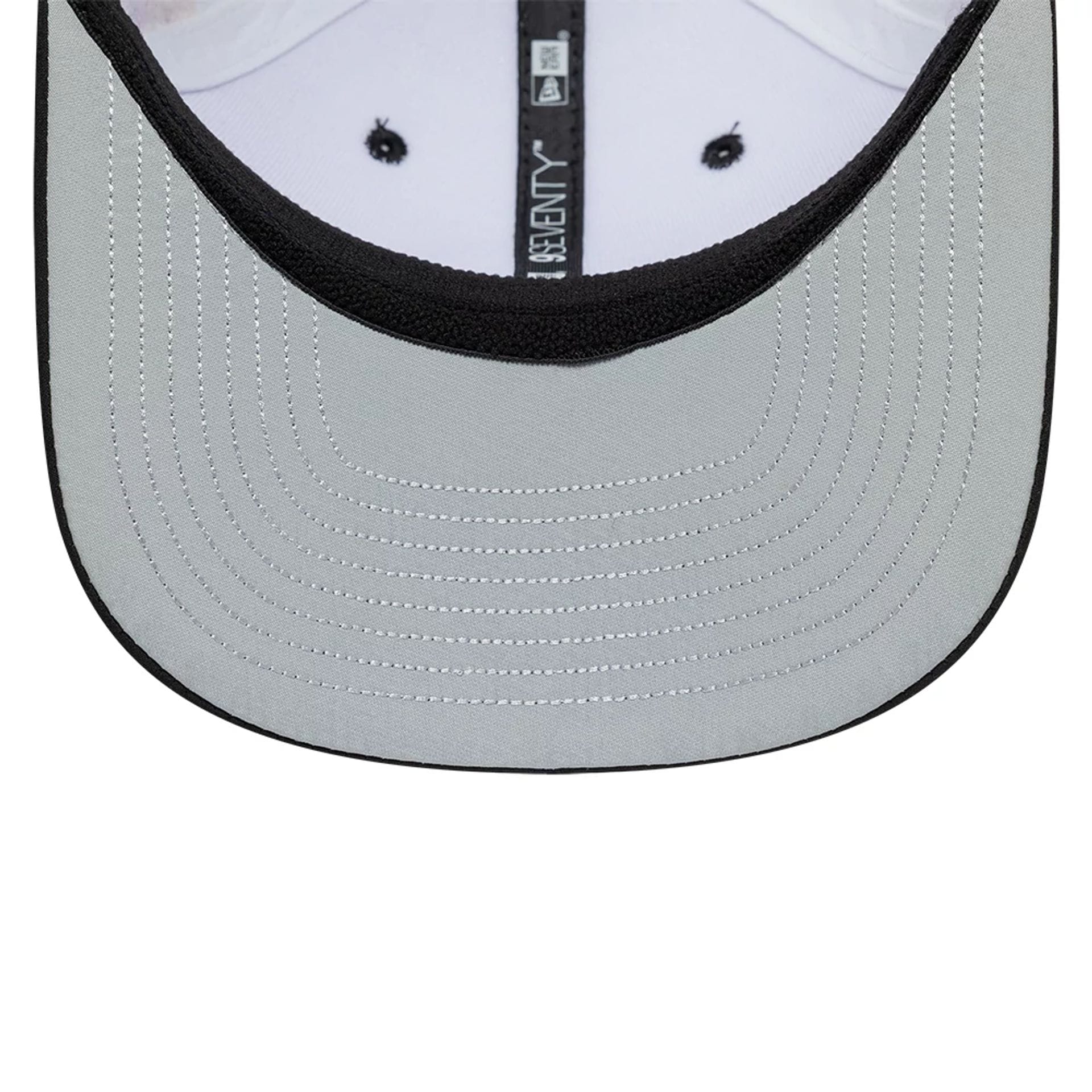 Casquette en toile de coton en blanc | ® Canada Casquette en toile de coton en blanc | ® Canada