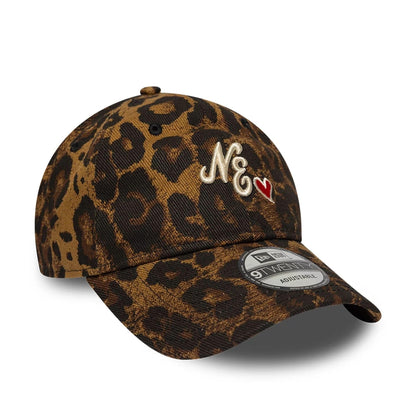 Pictured is this New Era Leopard Heart 9TWENTY cap in light beige. 3