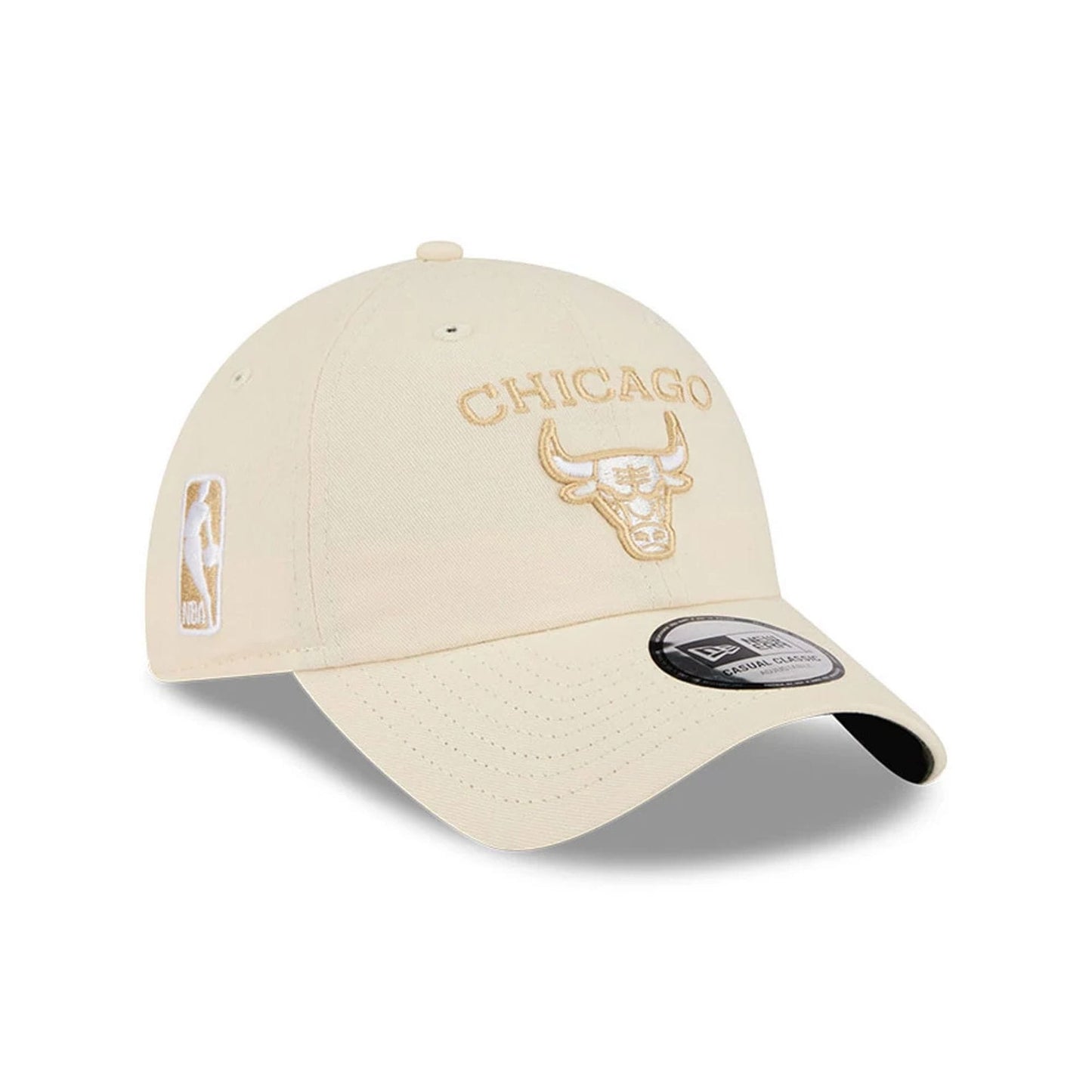Pictured is this NBA Team Logo Chicago Bulls Casual Classic cap in beige. 1