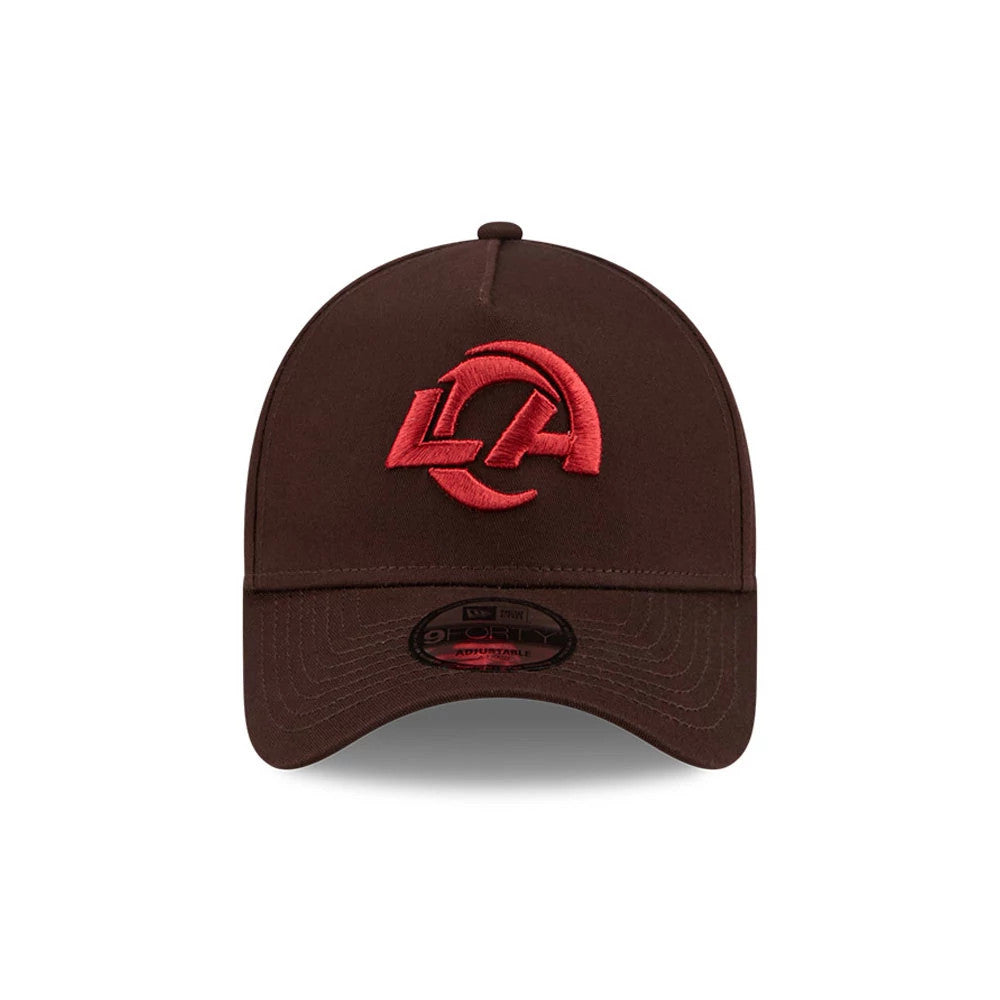 LA Rams NFL Choc Cherry Dark Brown New Era 9FORTY A-Frame Adjustable Cap, front view showing the raised red embroidered LA logo on the structured dark brown crown with a brown curved visor and a 9FORTY size sticker on the visor.