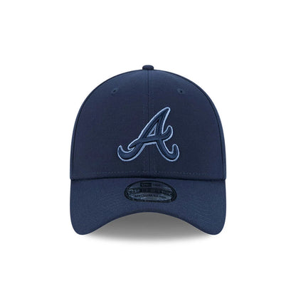Atlanta Braves MLB Faded Oceanside Dark Blue New Era 39THIRTY Stretch Fit Cap, front view showing a light blue raised embroidered A logo on the structured crown, a curved dark blue visor, and a 39THIRTY size sticker on the centre of the visor.