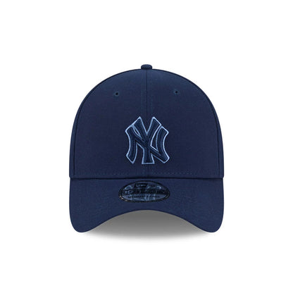 Yankees MLB Faded Oceanside Dark Blue New Era 39THIRTY Stretch Fit Cap, front view showing a raised embroidered NY logo in light blue on the dark blue front panel, with a curved visor and a 39THIRTY size sticker at the centre.