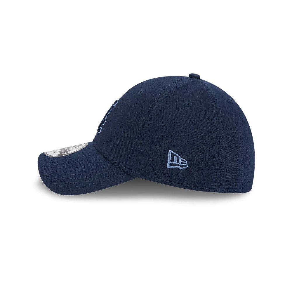 Chicago White Sox MLB Faded Oceanside Dark Blue New Era 39THIRTY Stretch Fit Cap, side view showing the light blue embroidered New Era flag logo on the left side, dark blue structured crown, and the curved visor with a 39THIRTY size sticker.
