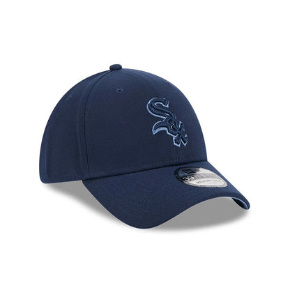 Chicago White Sox MLB Faded Oceanside Dark Blue New Era 39THIRTY Stretch Fit Cap, front view showing a blue embroidered team logo on the structured dark blue crown, complemented by a curved visor and a 39THIRTY size sticker.