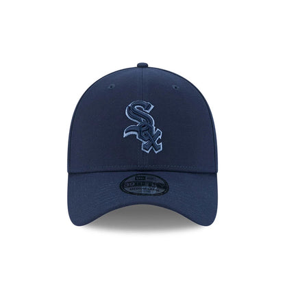 Chicago White Sox MLB Faded Oceanside Dark Blue New Era 39THIRTY Stretch Fit Cap, front view showing the raised white Sox logo embroidered on the dark blue front panel, with a curved visor and a black 39THIRTY size sticker centrally placed.