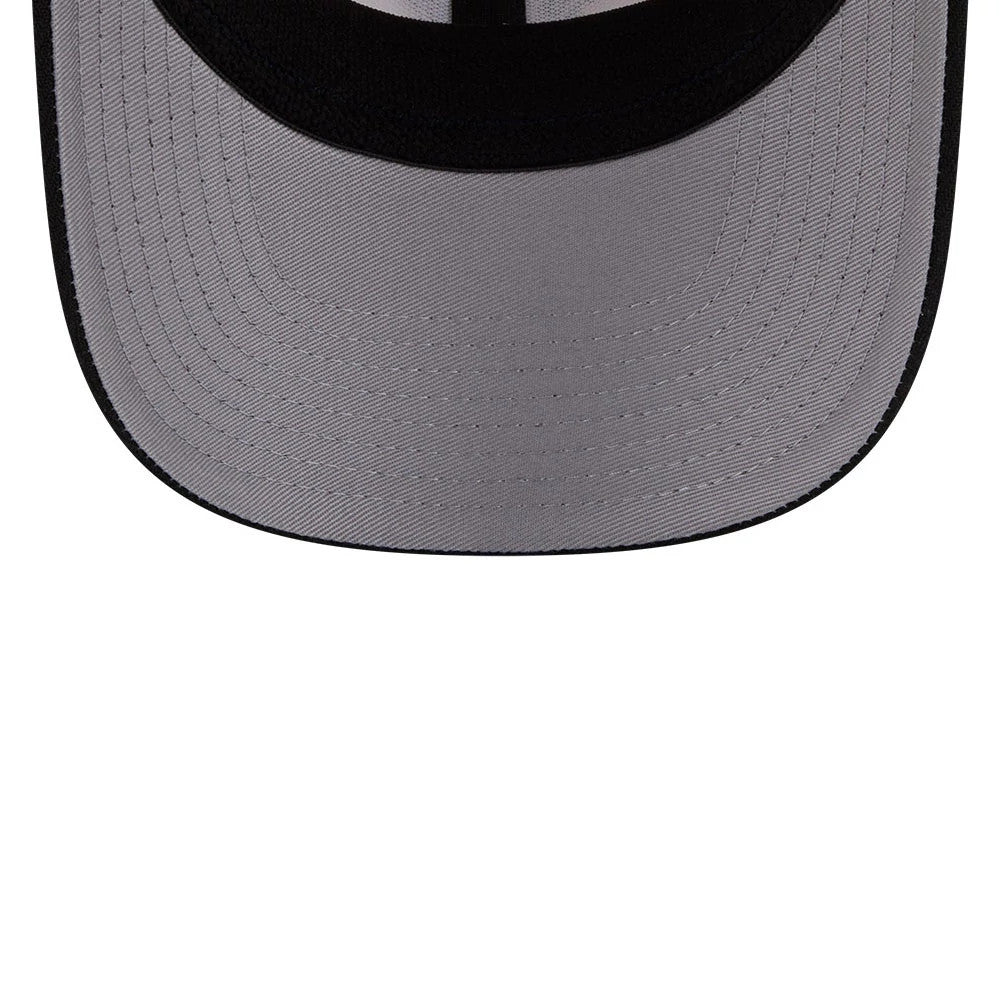 Pictured is this NBA 2 Tone Chicago Bulls 9SEVENTY Stretch Snap cap in cream & black. 2