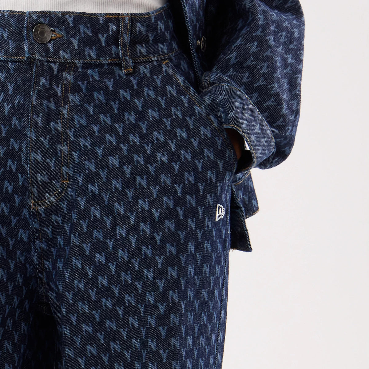 The model is wearing this Womens MLB Denim New York Yankees Wide Leg Trousers in navy. 4
