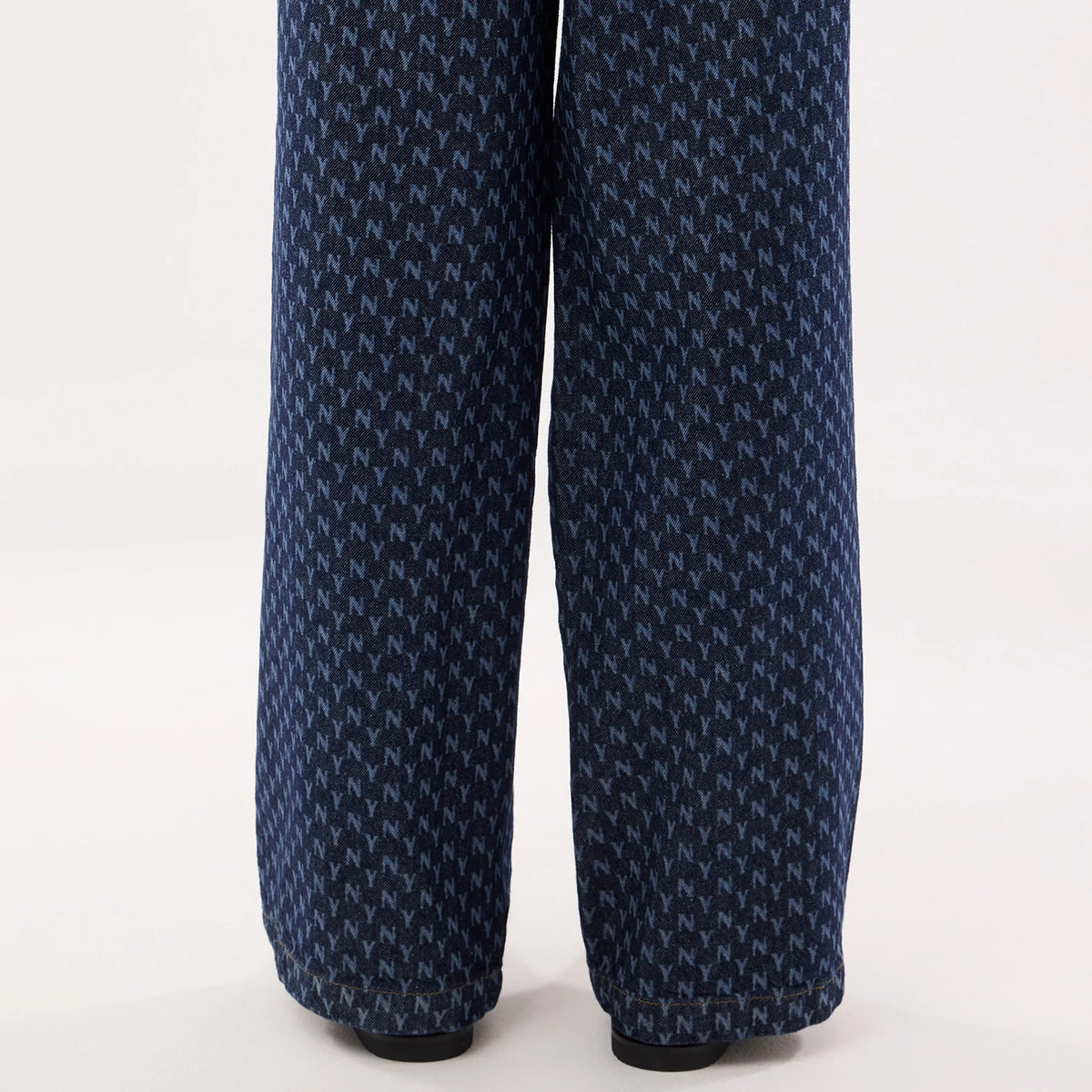 The model is wearing this Womens MLB Denim New York Yankees Wide Leg Trousers in navy. 6