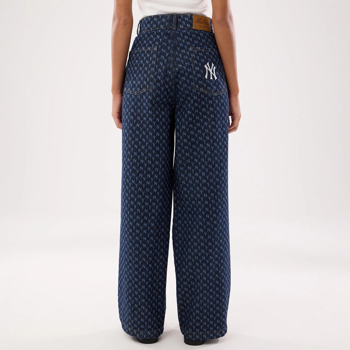 The model is wearing this Womens MLB Denim New York Yankees Wide Leg Trousers in navy. 2