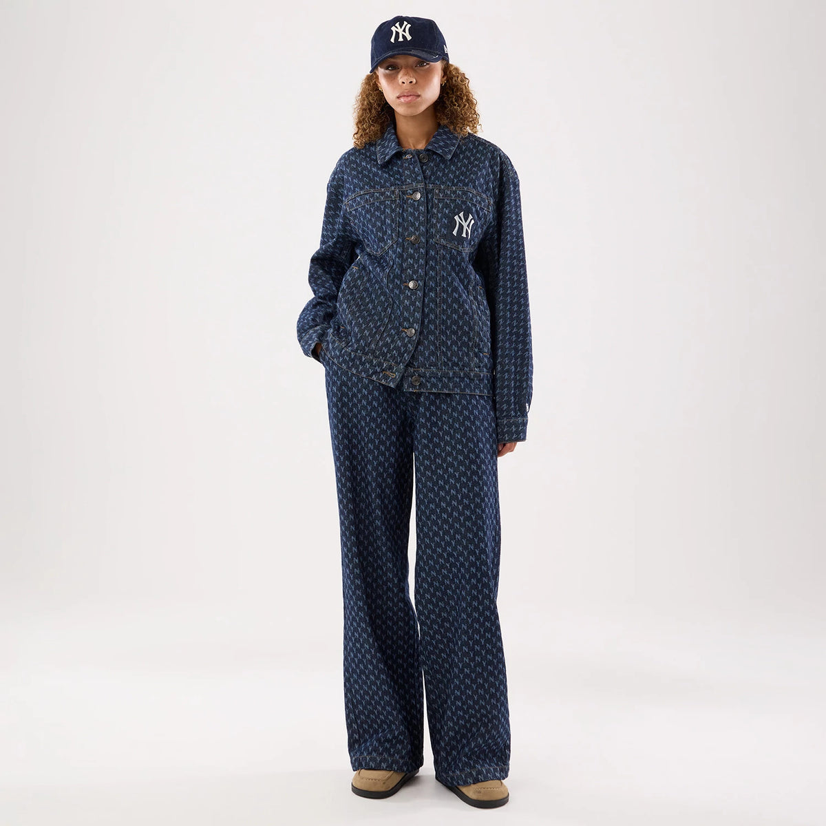 The model is wearing this Womens MLB Denim New York Yankees Wide Leg Trousers in navy. 3