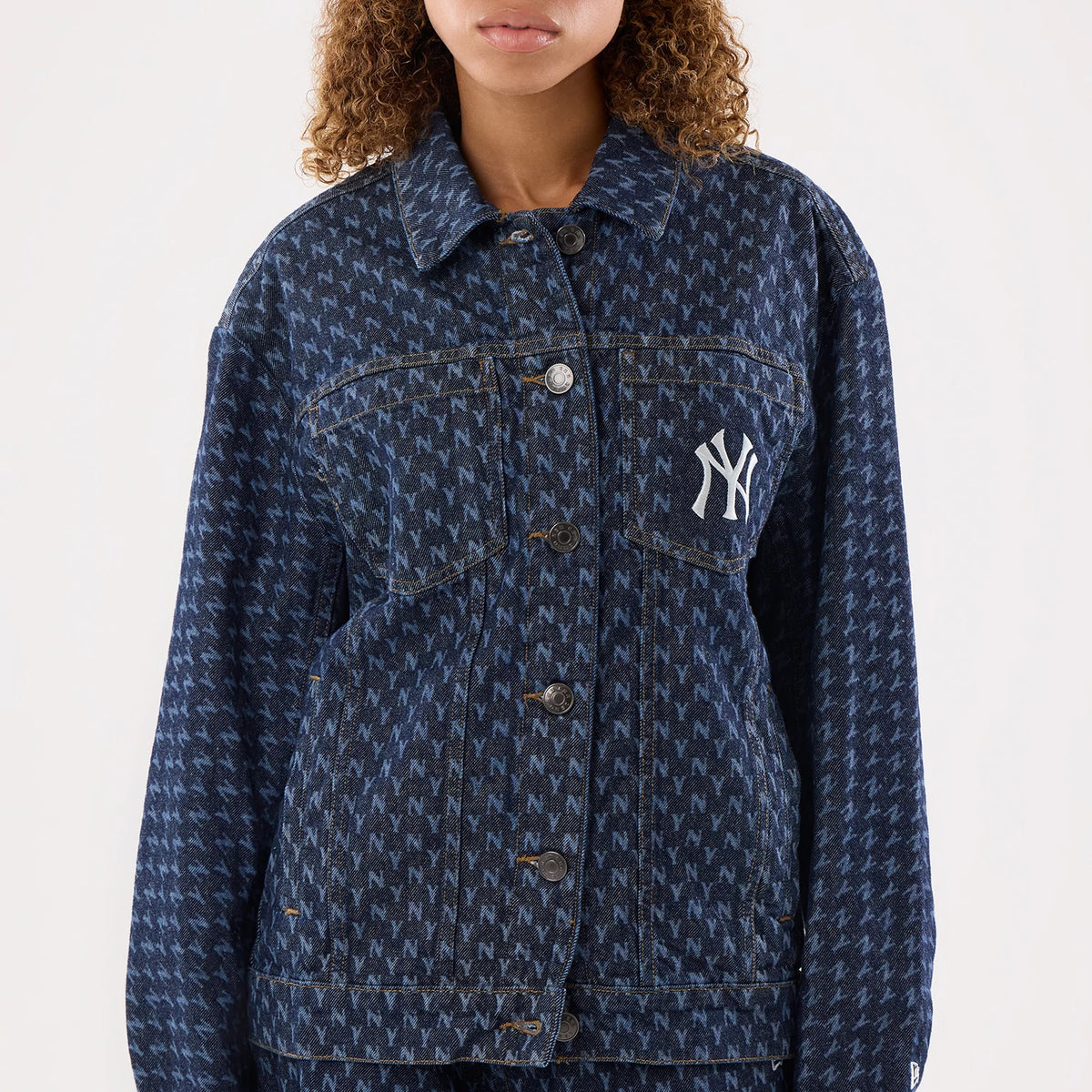 The model is wearing this Womens MLB Denim New York Yankees Jacket in navy. 5