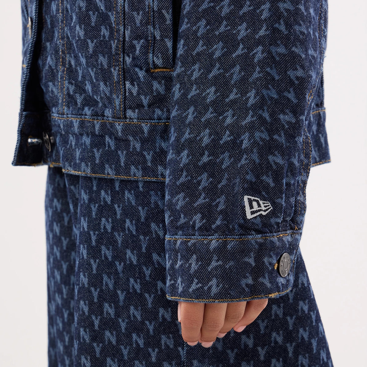 The model is wearing this Womens MLB Denim New York Yankees Jacket in navy. 6