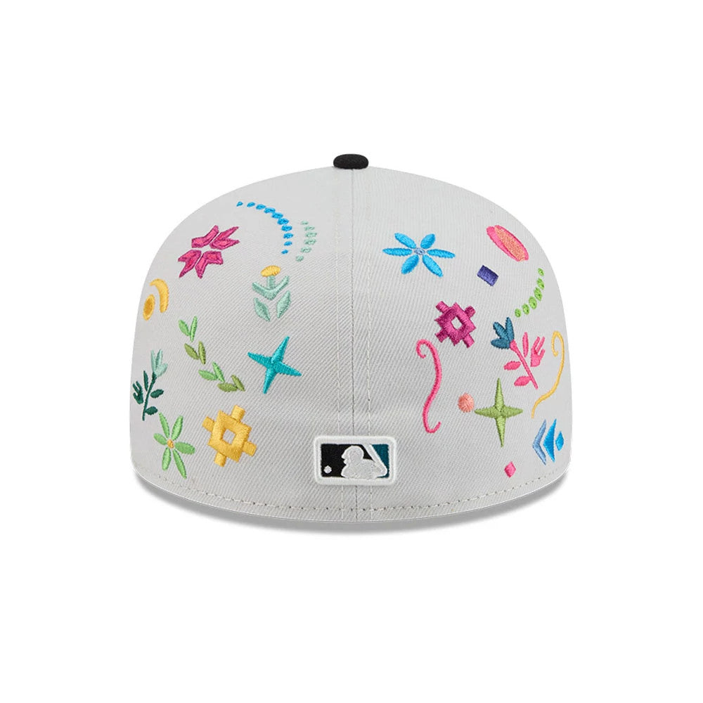 Pictured is this MLB Heritage Chicago White Sox 59FIFTY Fitted cap in light beige. 3