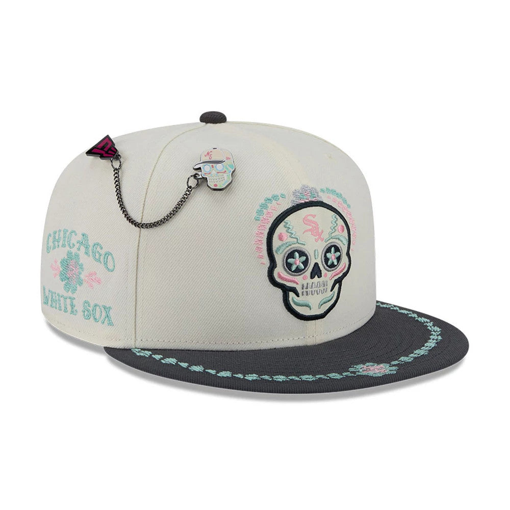 Pictured is this MLB Day Of The Dead Chicago White Sox 59FIFTY Fitted cap in light beige & black. 1