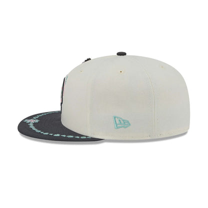 Pictured is this MLB Day Of The Dead Chicago White Sox 59FIFTY Fitted cap in light beige & black. 6