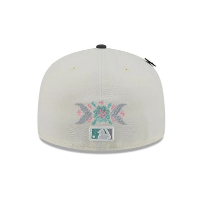 Pictured is this MLB Day Of The Dead Chicago White Sox 59FIFTY Fitted cap in light beige & black. 7