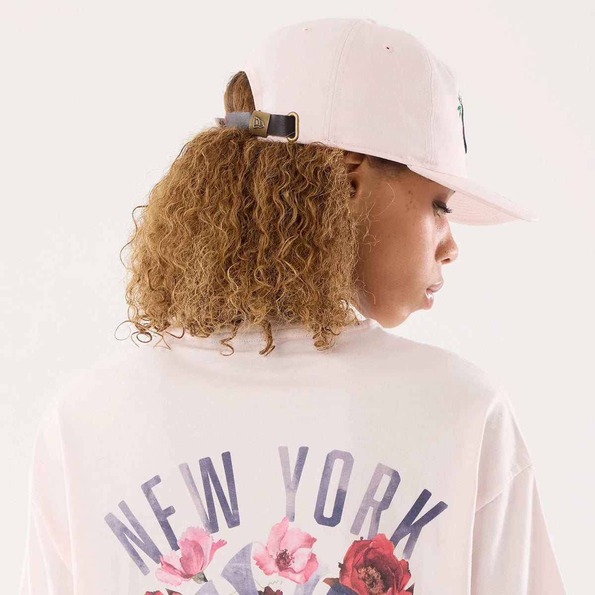 The model is wearing this Womens MLB Graphic New York Yankees T-Shirt in pastel pink. 7