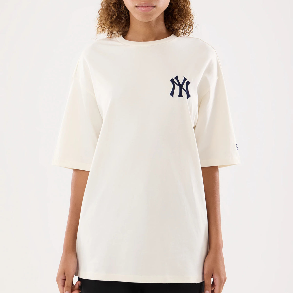 The model is wearing this Womens MLB Graphic New York Yankees T-Shirt in open cream. 7