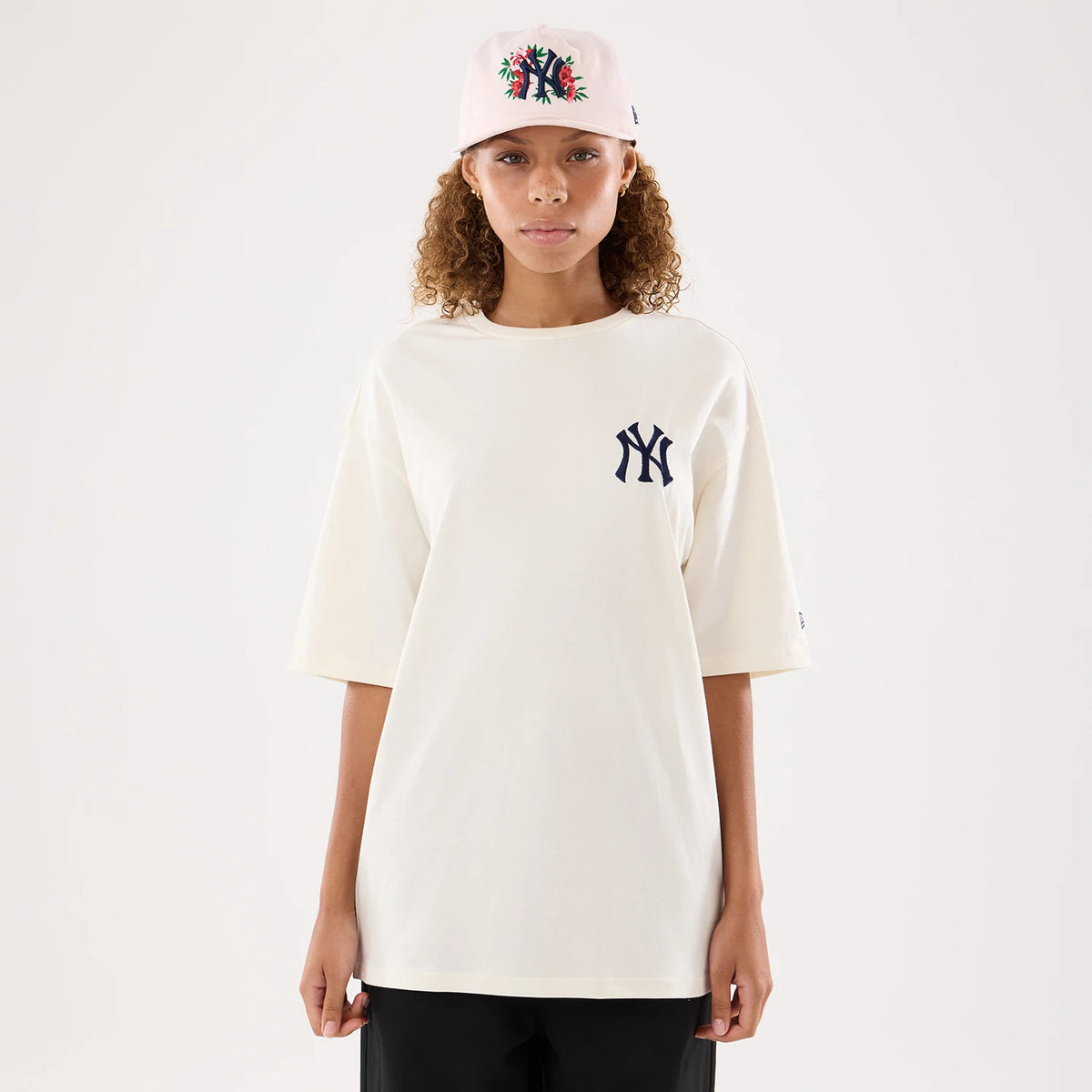 The model is wearing this Womens MLB Graphic New York Yankees T-Shirt in open cream. 1