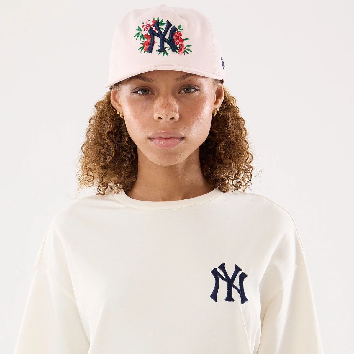 The model is wearing this Womens MLB Graphic New York Yankees T-Shirt in open cream. 5
