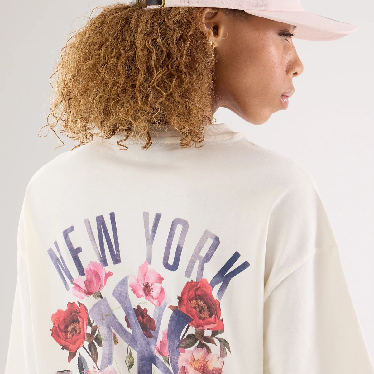 The model is wearing this Womens MLB Graphic New York Yankees T-Shirt in open cream. 6