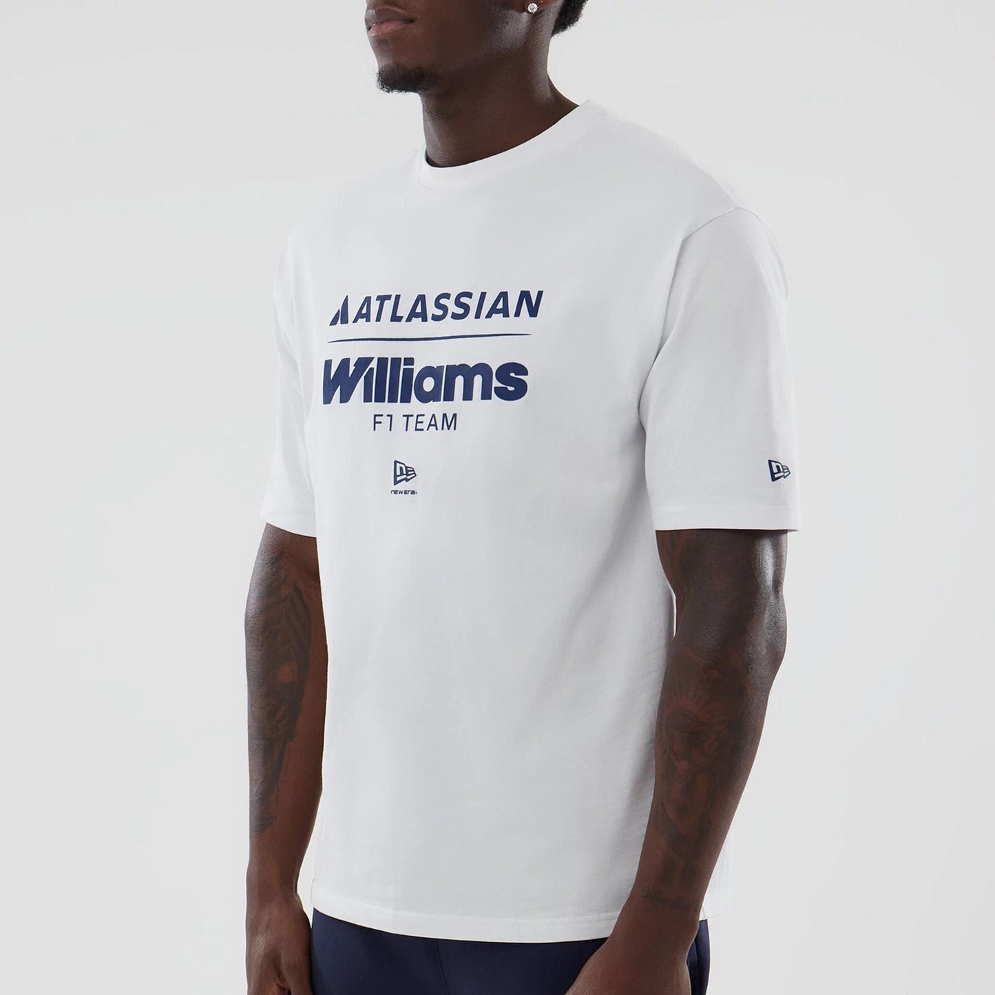 The model is wearing this Atlassian Williams F1 Team Oversized T-Shirt in white. 3