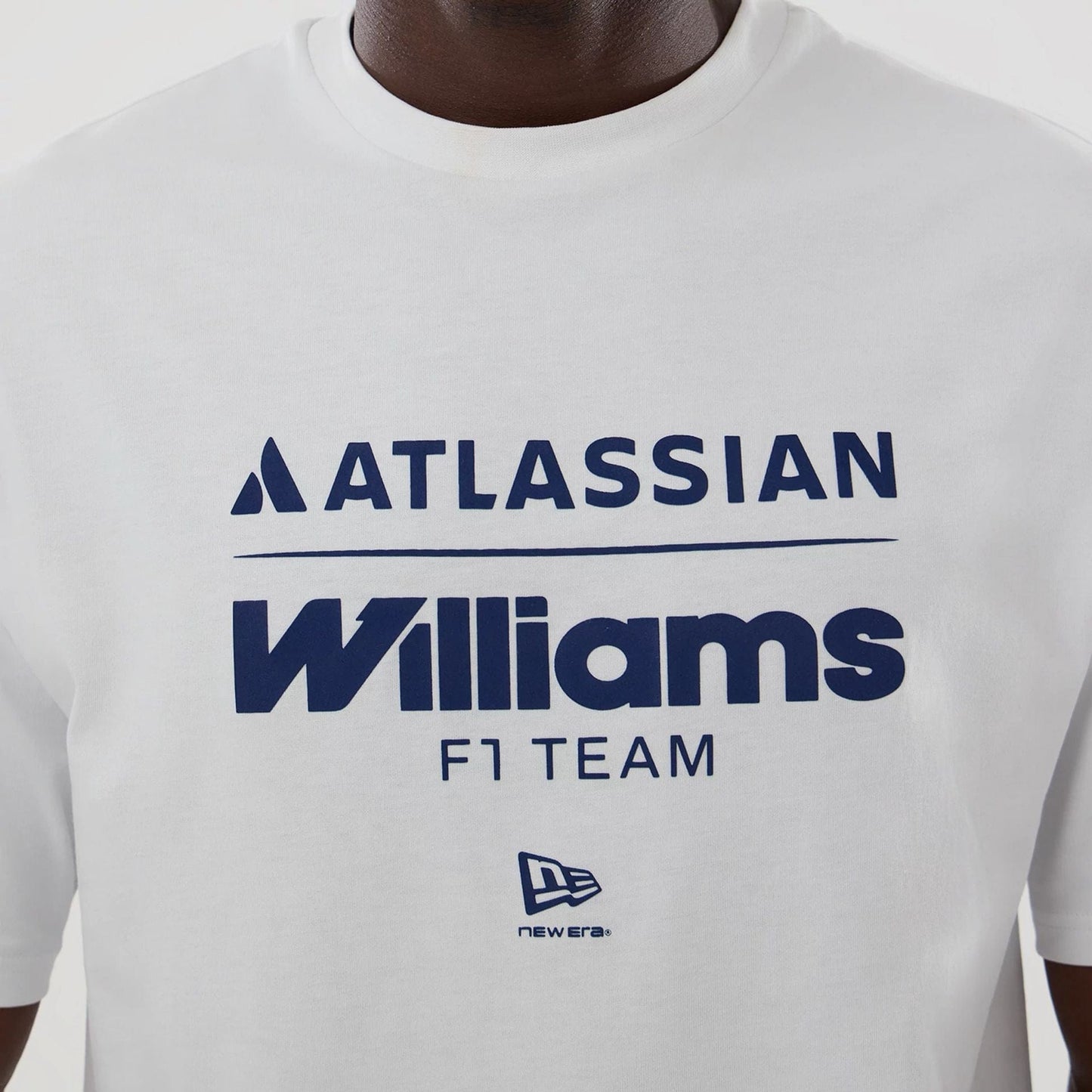 The model is wearing this Atlassian Williams F1 Team Oversized T-Shirt in white. 2